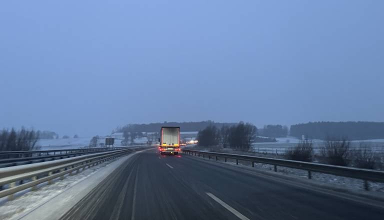 Saj ni res, pa je! Pijan voznik na avtocesti prevažal potnike, ustavili so ga mariborski policisti