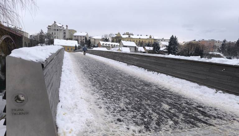 FOTO in VIDEO: Splavarska brv v Mariboru znova drsališče: »Eno je lepo, drugo pa uporabno«