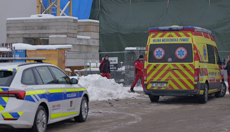 Policija: Sporočili so nam, da neznanec z nožem napada mimoidoče