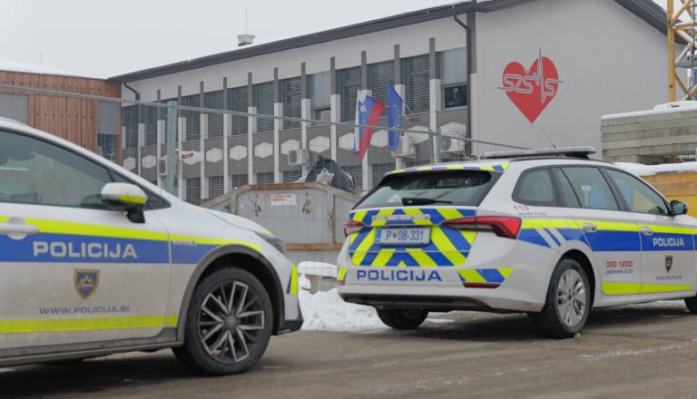 FOOT in VIDEO: Policija razkrila podrobnosti: Sporočili so nam, da neznanec z nožem napada mimoidoče