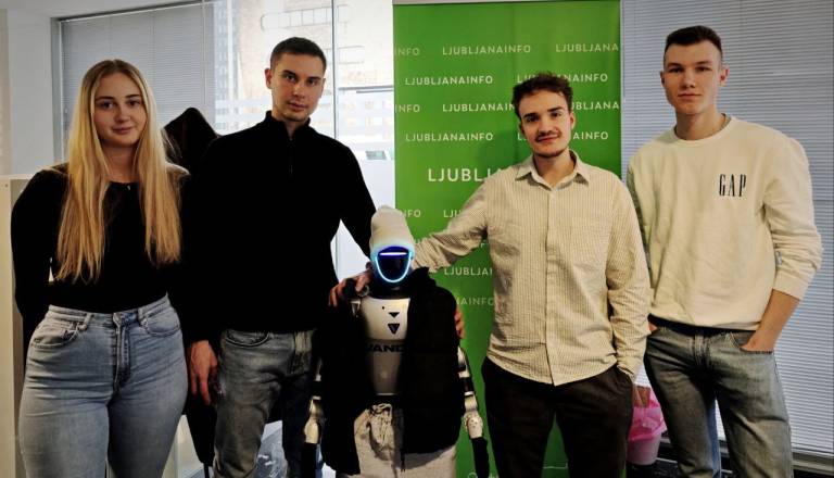 FOTO in VIDEO: Robot Jože preseneča Slovenijo: Pošilja poljubčke, pleše, rad klepeta