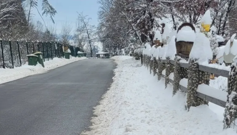 Romski svetnik opozarja na nevarnost za otroke, občina vrača: »Plužnemu vozniku je grozil, da ga bo ustrelil!«