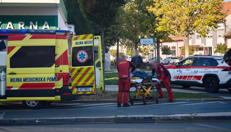 Znane podrobnosti hude nesreče na Kocljevi ulici: Dva pešca huje poškodovana