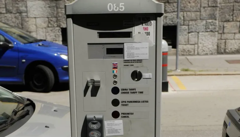 Vas jezi, ko za parkiranje potrebujete aplikacijo? Prihaja pomembno opozorilo občinam