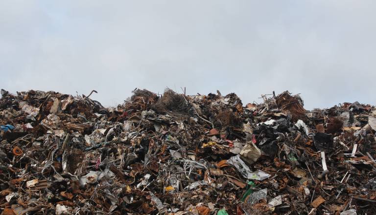 Šokantno pričevanje iz Kostaka: V eni izmeni naj bi zakopali tudi do 500 ton odpadkov