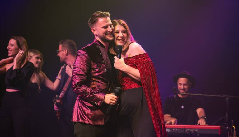 FOTO in VIDEO: Gregor Ravnik v Mursko Soboto prinesel preplet opere in pop glasbe
