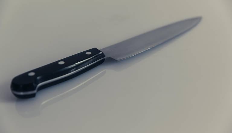 15-letnik ubil šolsko hišnico, dan prej z nožem napadel še 19-letnik