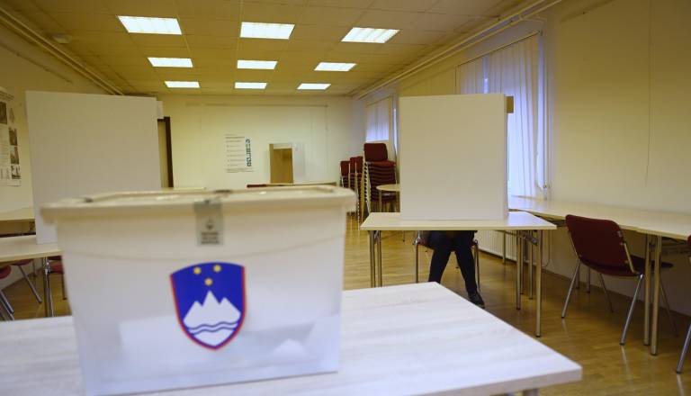 Na volišču dolge vrste, volivci čakajo: Bo treba podaljšati glasovanje?