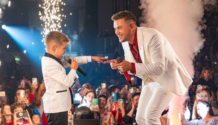 FOTO in VIDEO: Luka Basi v mariborski Dvorani Tabor praznoval deset let kariere, na odru se mu je prvič pridružil sin