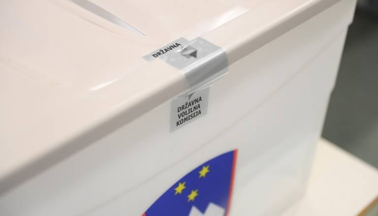 Smrt volivca na volišču, glasovanje podaljšali do 20.30