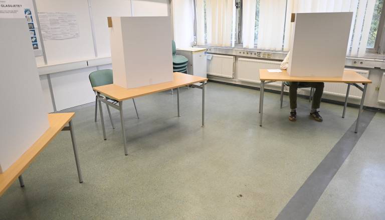 Volišča so odprta: Slovenci danes odločajo tudi o RTV-prispevku in socialni pomoči