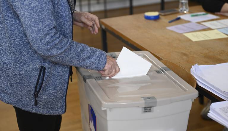 Pristojni razkrili nove podatke: Koliko sumov kršitev volilnega molka obravnavajo?
