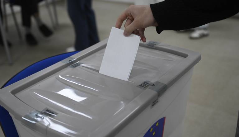 Na volišču umrl volivec, glasovanje podaljšali vse do 20.30