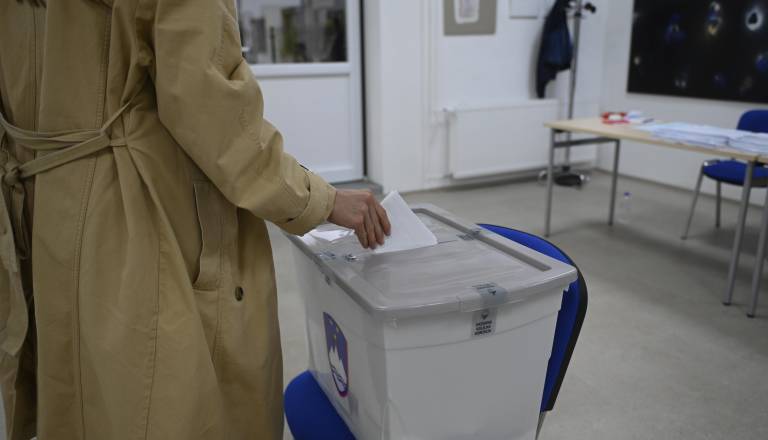 Tragičen dogodek na referendumsko nedeljo: Na volišču umrl volivec