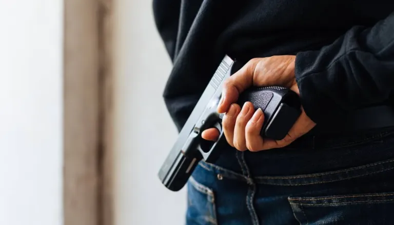 Zamaskirana moška s pištolama oropala trgovino na Gorenjskem: Policija prosi za pomoč