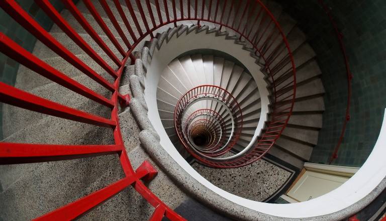 Ste že pogledali v notranjost ljubljanskega Nebotičnika? V njem se skriva ena najlepših spiral v mestu