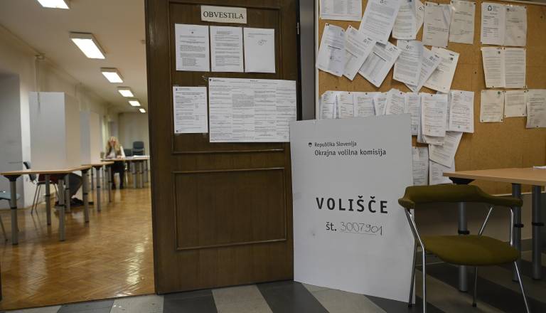 Prišel je glasovat, nato pa na volišču poskrbel za pravi incident