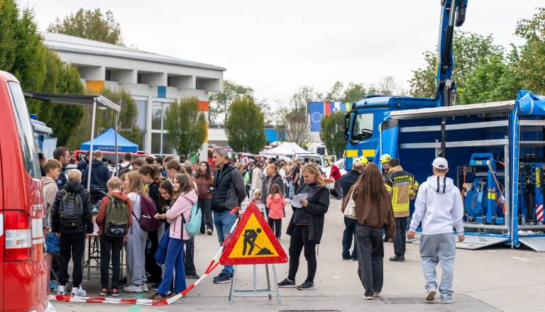 V Dolu pristal vojaški helikopter, obiskovalce navdušili tudi reševalni psi