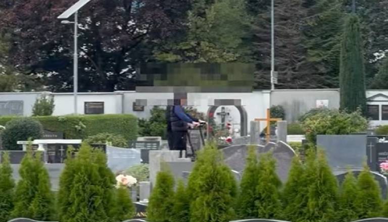 Video: težave na Planini se stopnjujejo, s skiroji sedaj tudi po pokopališču, prebivalci pozivajo k povezovanju
