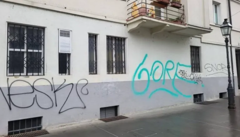 »Ljudje imamo dovolj grafitov«: mesto za čiščenje porabi desettisoče evrov na leto