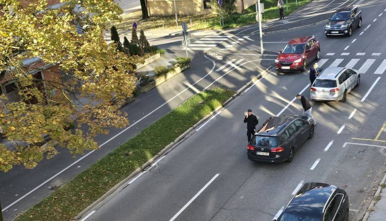 Trčenje na Lendavski ulici v Murski Soboti, promet oviran