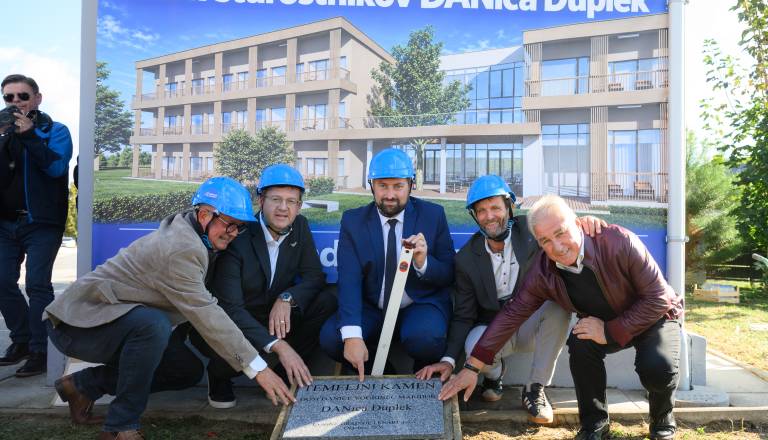 FOTO in VIDEO:  V Dupleku položili temeljni kamen za nov dom starejših, toliko stanovalcev bo sprejel