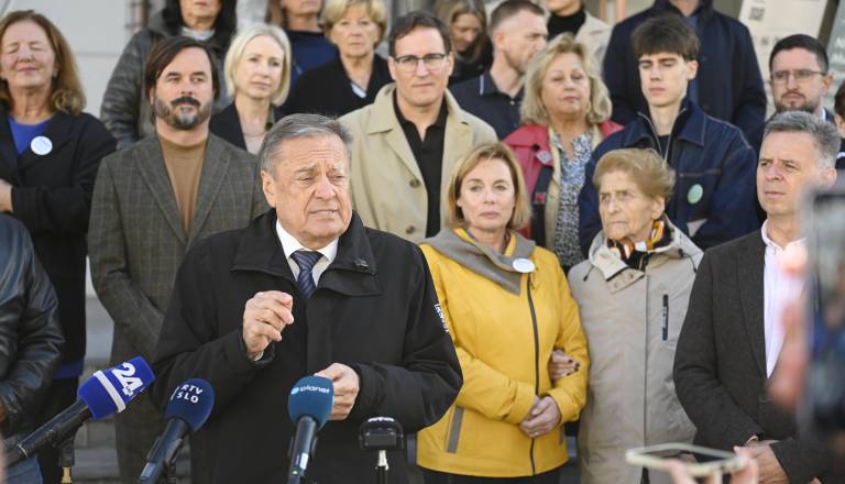 FOTO in VIDEO: Janković oddal več kot 1.950 podpisov: »To je moj zadnji mandat«