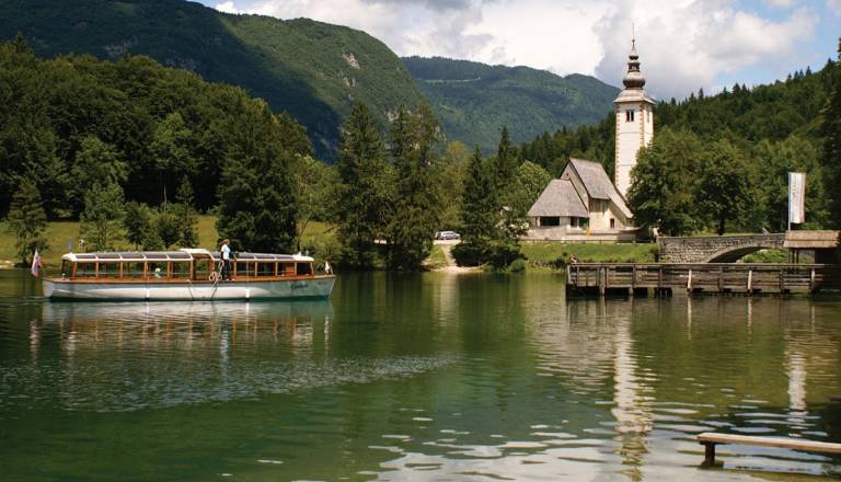 Bohinj vabi na jesenski počitniški program: delavnice, pohodi in pol cenejša plovba po jezeru