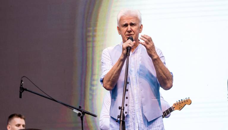 Po skoraj 50 letih na glasbeni sceni Andrej Šifrer pripravlja nekaj posebnega