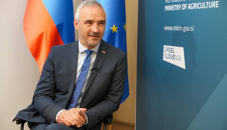 VIDEO: Kmet od kilograma kruha dobi 20 centov, za mleko precej manj kot lani
