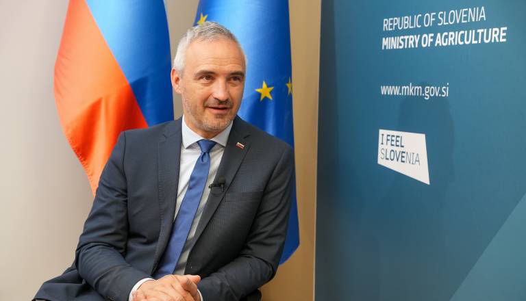 VIDEO: Kmet od kilograma kruha dobi 20 centov, za mleko precej manj kot lani