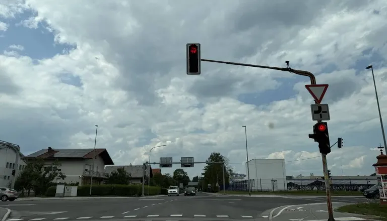 Podpisali pogodbo za krožišče pri kočevskem zdravstvenem domu, zgrajeno mora biti do ...