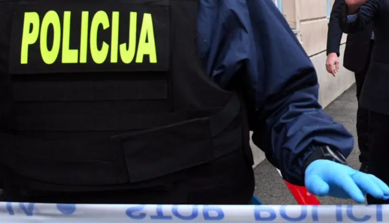 Grozljiv zločin nedaleč od Pomurja: 34-letnik osumljen, da je do smrti pretepel lastnega očeta
