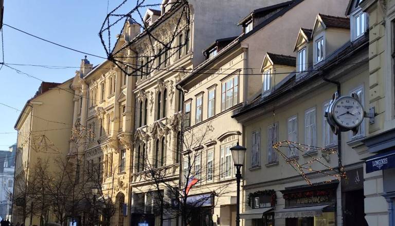 V Ljubljani že nameščajo praznične luči, letos bo okrasitev nekaj posebnega