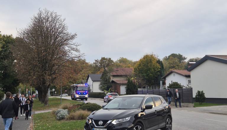 V Murski Soboti zagorela trava, gasilci pogasili požar s tremi cisternami vode