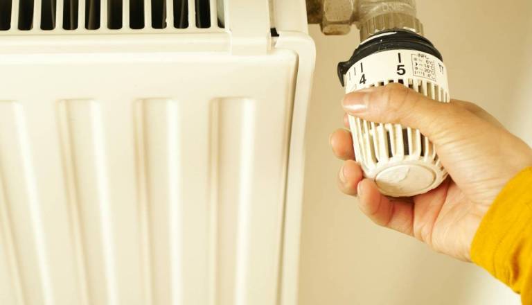 Ogrevalna sezona prinaša nove skrbi, vse večje tveganje za energetsko revščino v Sloveniji