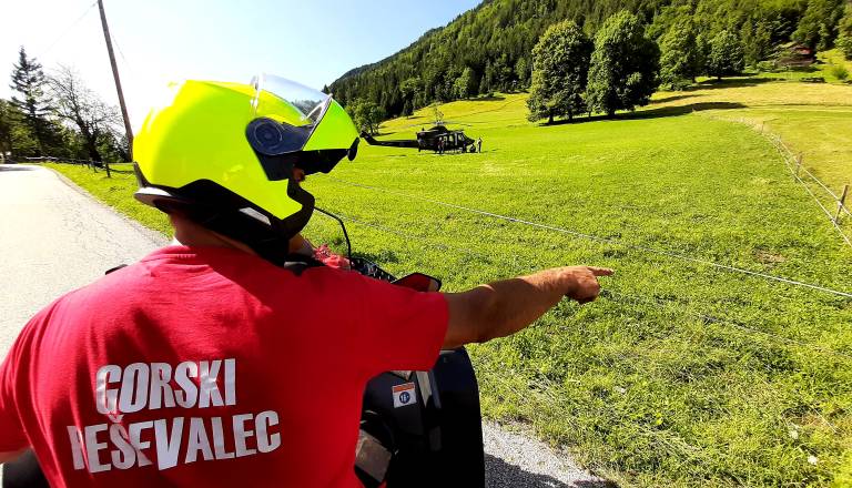 Nad Mačami se je prevrnil štirikolesnik, reševalci poškodovanca prepeljali v dolino