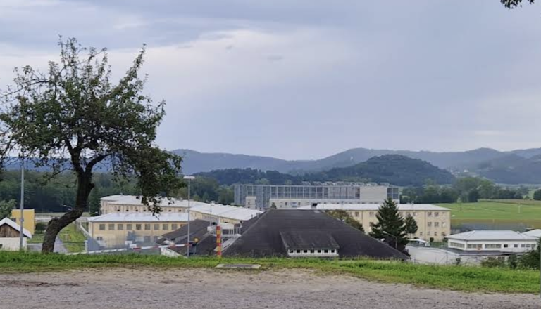 Bi delali v zaporu? Na Dobu zaposlujejo, takšni so pogoji in plača
