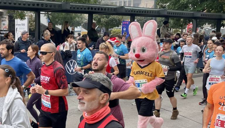 Roza zajček na Ljubljanskem maratonu teče za otroke s Pediatrične klinike