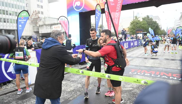 FOTO in VIDEO: Množica tekačev se je podala na ljubljanske ulice, maraton se je začel