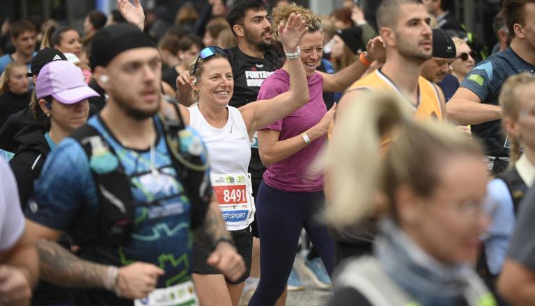 FOTO in VIDEO: Množica tekačev se je podala na ljubljanske ulice, maraton se je začel