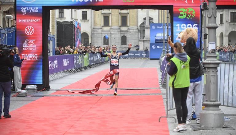 FOTO in VIDEO: Jubilejni Ljubljanski maraton dobil zmagovalca, poglejte prihod v cilj