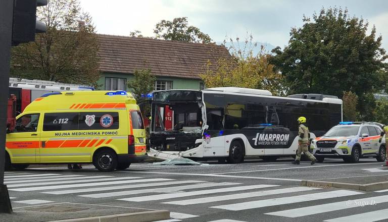 Nesreča avtobusa v Mariboru, voznico in potnike odpeljali v bolnišnico