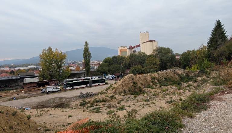 Namesto dveh kar štiri nadstropja? V Melju se obeta gradnja novih blokov, a prebivalce skrbi njihova višina