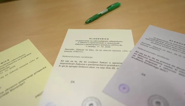 Glasovi iz tujine niso spremenili izidov referendumov, razlika pri RTV pa se je povečala