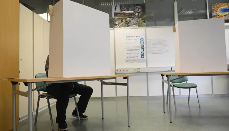 Glasovi iz tujine niso spremenili izidov: razlika pri referendumu o RTV večja
