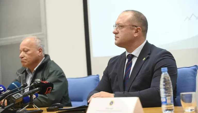Grozote v tovarni cigaret: Enega osumljenca z območja Maribora še vedno iščejo