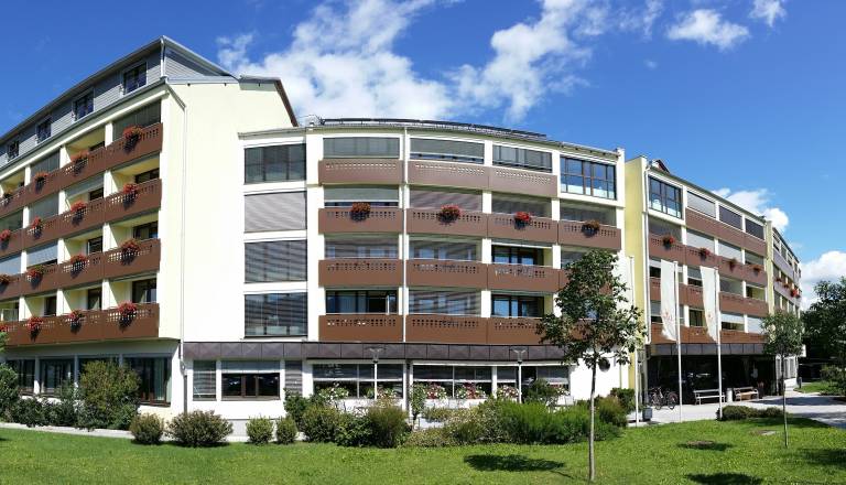 Radovljica bo pet vozil za pomoč na domu plačala z ostankom denarja iz šolske kuhinje