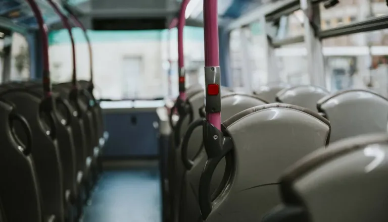 Nesreča avtobusa v Mariboru, štiri osebe odpeljali v bolnišnico