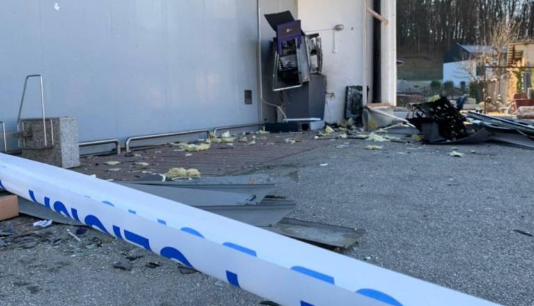 Ponoči na Gorenjskem razstrelili bankomat, storilci na begu